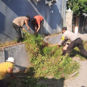 Bhabinkamtibmas Kelurahan Melayu Ikut Gotong Royong Bersama Warga, Wujudkan Lingkungan Bersih dan Aman