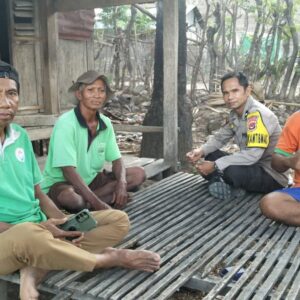 Bhabinkamtibmas Desa Tadewa Gelar Jumat Curhat, Sosialisasikan Bahaya TPPO dan Imbau Warga Jaga Kamtibmas