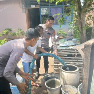 Sat Binmas Polres Bima Kota Laksanakan Kegiatan Pembagian Air Bersih untuk Warga Kelurahan Dara