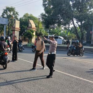 Polsek Rasanae Barat Laksanakan Rawan Pagi, Perlancar Arus Lalu Lintas Dan Ciptakan Keamanan Bagi Pengguna Jalan