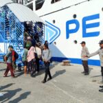 Polsek Kawasan Pelabuhan Laut Bima Laksanakan Pengamanan Kedatangan dan Keberangkatan Kapal KM. Awu di Pelabuhan Bima