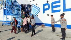 Polsek Kawasan Pelabuhan Laut Bima Laksanakan Pengamanan Kedatangan dan Keberangkatan Kapal KM. Awu di Pelabuhan Bima