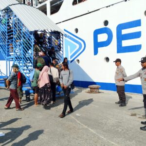 Polsek Kawasan Pelabuhan Laut Bima Laksanakan Pengamanan Kedatangan dan Keberangkatan Kapal KM. Awu di Pelabuhan Bima