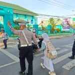 Satlantas Polres Bima Kota Laksanakan Rawan Pagi, Bantu Anak Sekolah dan Pejalan Kaki Menyeberang Jalan