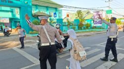 Satlantas Polres Bima Kota Laksanakan Rawan Pagi, Bantu Anak Sekolah dan Pejalan Kaki Menyeberang Jalan