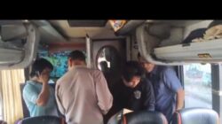 Tim Opsnal Polsek Rasbar Amankan Ratusan Botol Miras dari Bus AKAP Asal Luar Daerah
